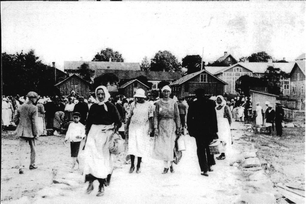 Folkvimmen vid torget ca 1920. 